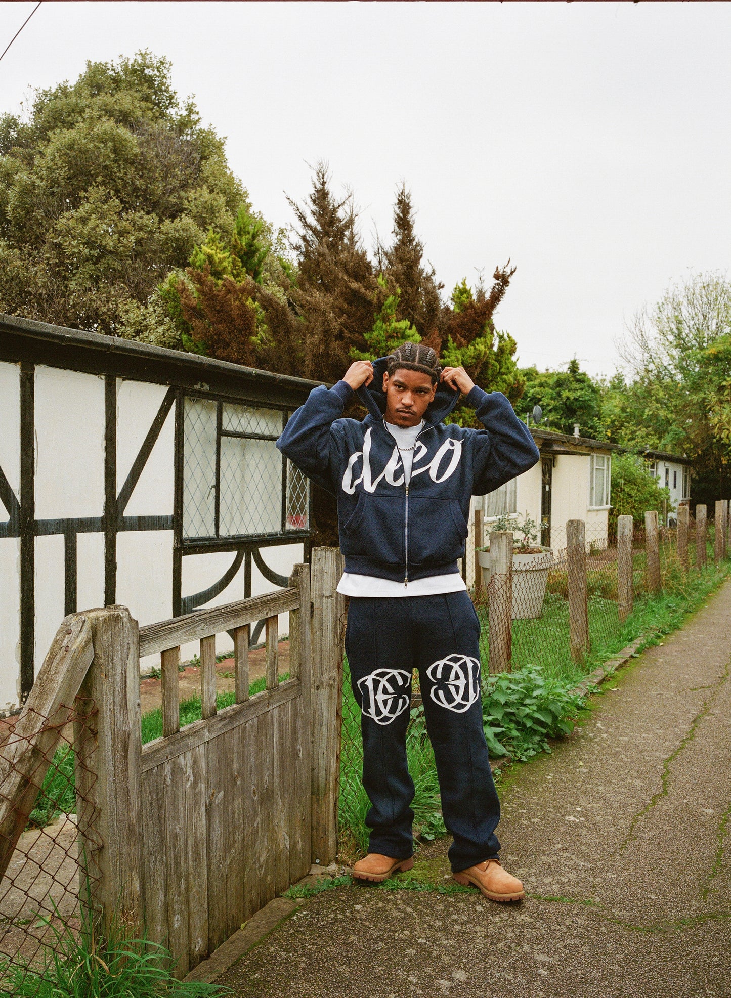 DEO DISTRESSED JOGGERS