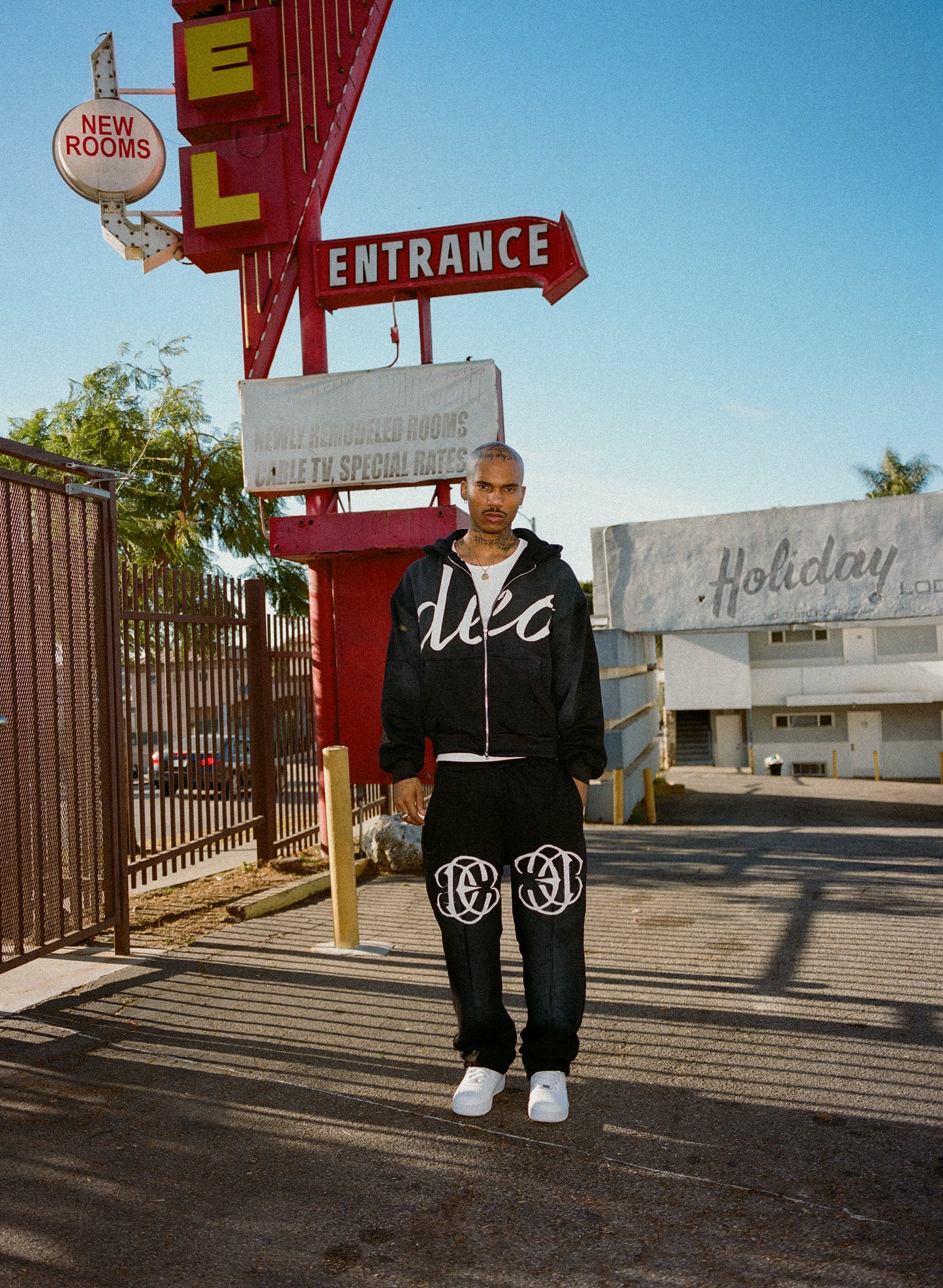 DEO DISTRESSED HOODIE BLACK